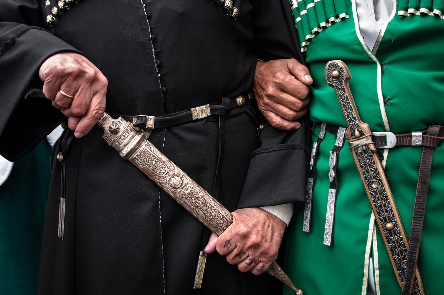Οι άνδρες στο παραδοσιακό Αμπχαζίας φόρεμα.  Σουχούμι, της Αμπχαζίας.  © Όλγα Ingurazova