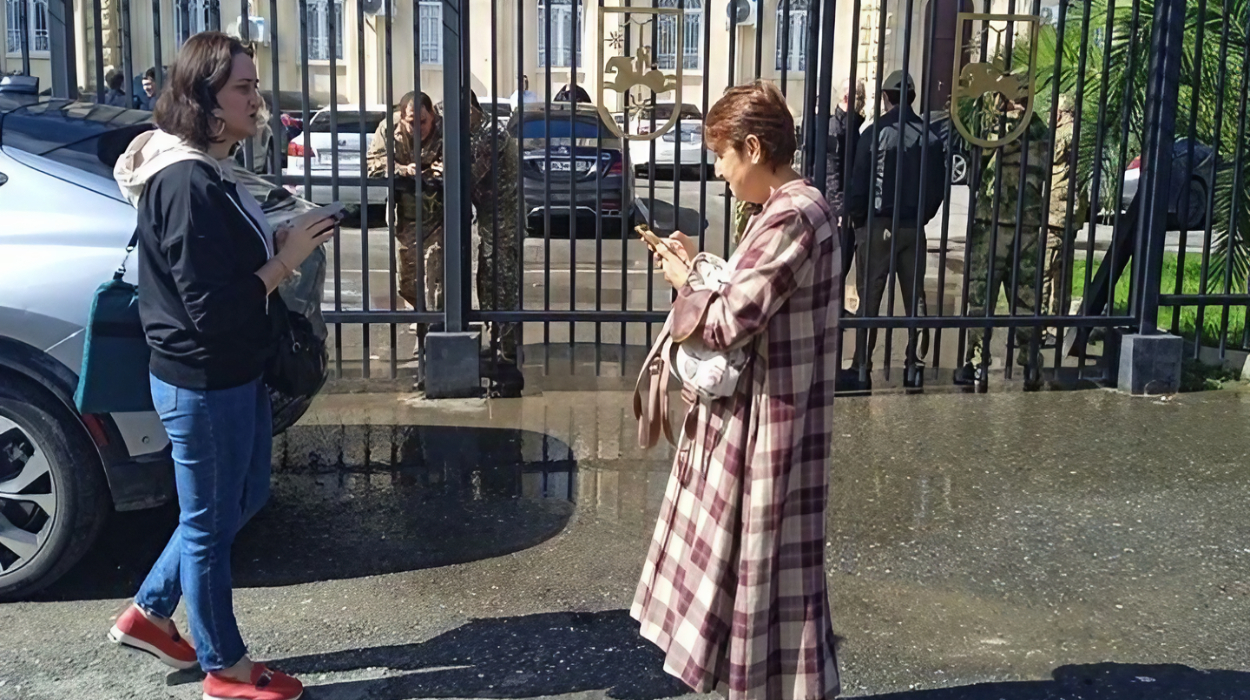 Security officials prevent journalists from covering parliamentary proceedings.