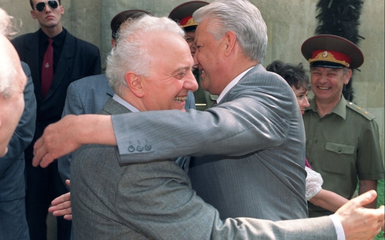 Russian President Boris Yeltsin welcomes Georgian Governing Council leader Eduard Shevardnadze. (June 24, 1992).