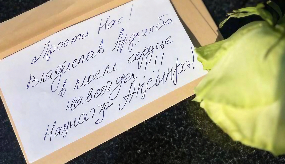 "Forgive Us" – A Photo Taken at Vladislav Ardzinba's Grave Spreads on Social Media.