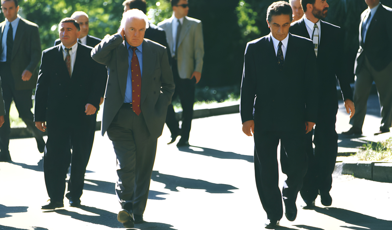 Eduard Shevardnadze (left) and Vladislav Ardzinba