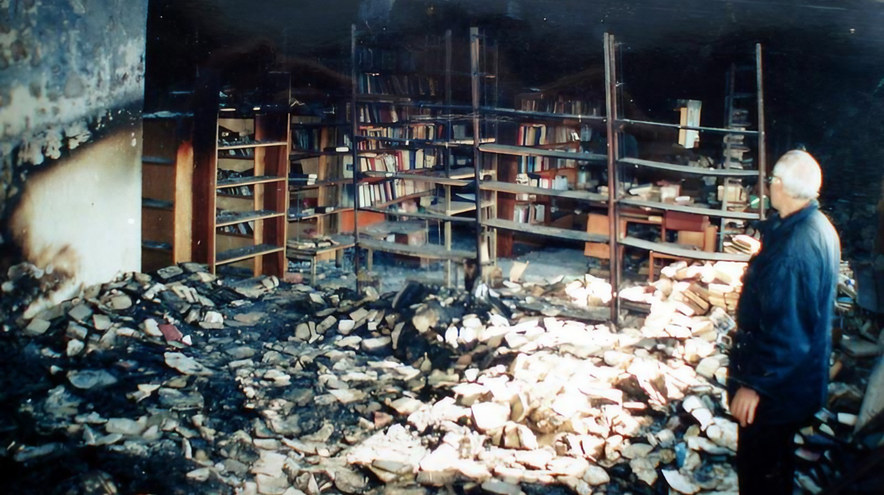 Library director Boris Cholaria in front of the burned books.