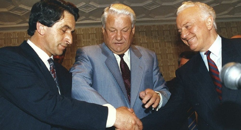 Former Soviet Foreign Minister Eduard Shevardnadze, left, inaugurates Western  Union?s money transfer service between the U.S. and Russia in Miami Beach,  Florida on Friday, Feb. 28, 1992. With the aid of Western