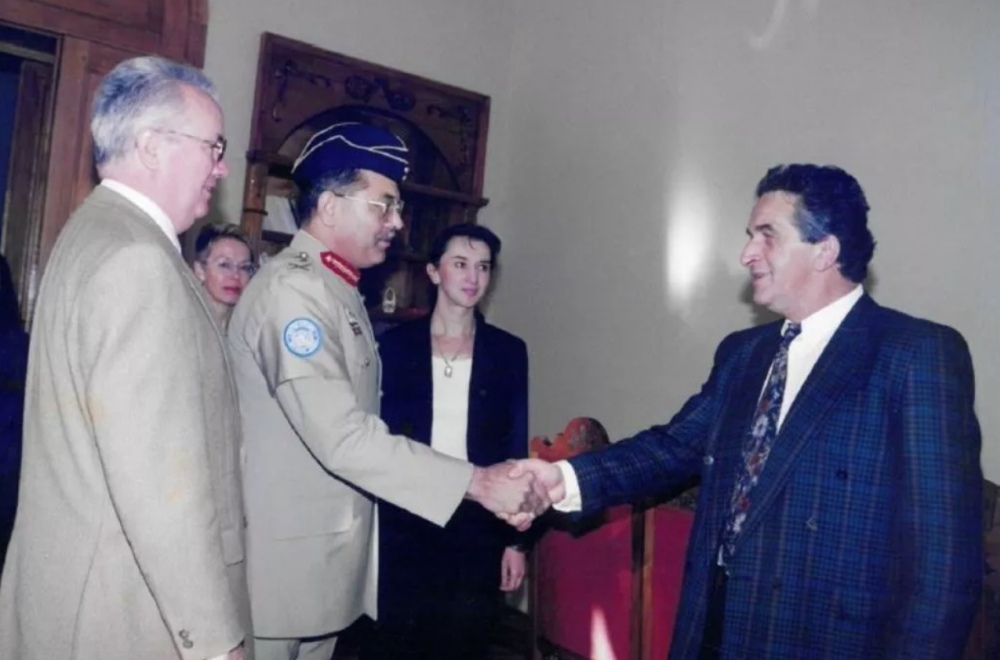 Meeting with the UN Secretary-General's Special Representative Liviu Bota and the Chief Military Observer of the UN Mission in Georgia/Abkhazia, General Bajwa, in 1998. © Photo: Anna Keropyan