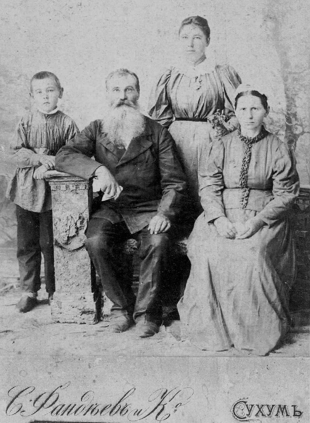 One of the first village elders, Peeter Pint, with his wife Mari and children Jakob and Liine. Photo by S.S. Fandeiev, 1899.