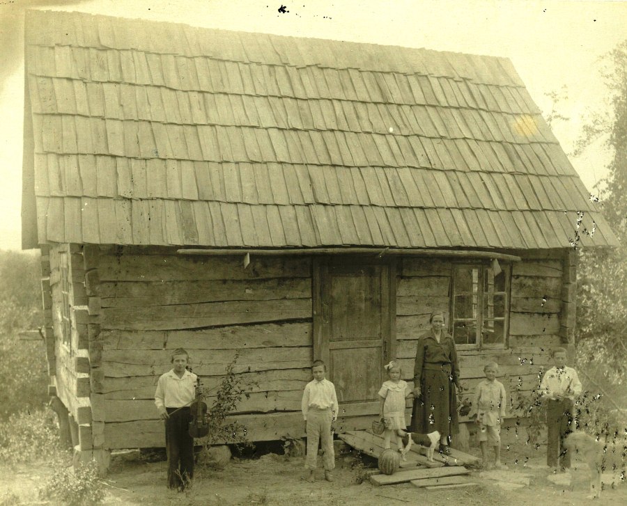 This type of house was the first in the village of Estonia (the Konno family house in Lower Linda). Presumably a photo by August Kaevats, 1925.