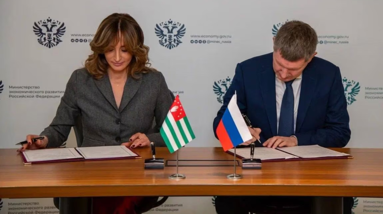 Kristina Ozgan (left), Abkhazia’s Economy Minister, and Maxim Reshetnikov, Russia’s Economic Minister.