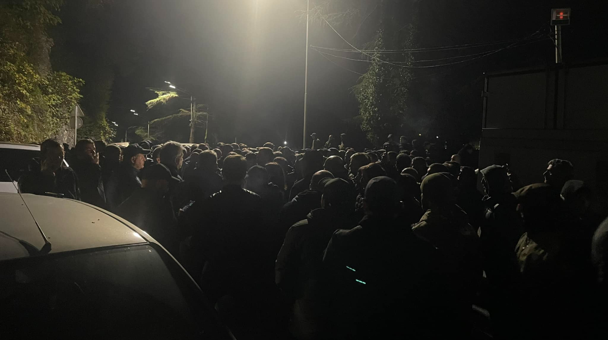 Gumista Bridge blocked as protesters demand release of detained opposition figures.