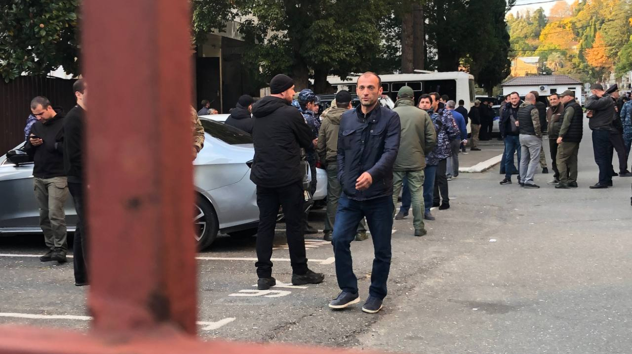 Ramaz Dzhopua leaves the Ministry of Internal Affairs after his release.