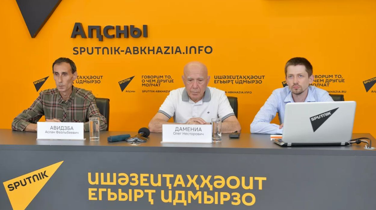 Aslan Avidzba (left), Oleg Damenia and Photo journalist Thomas Taytsuk