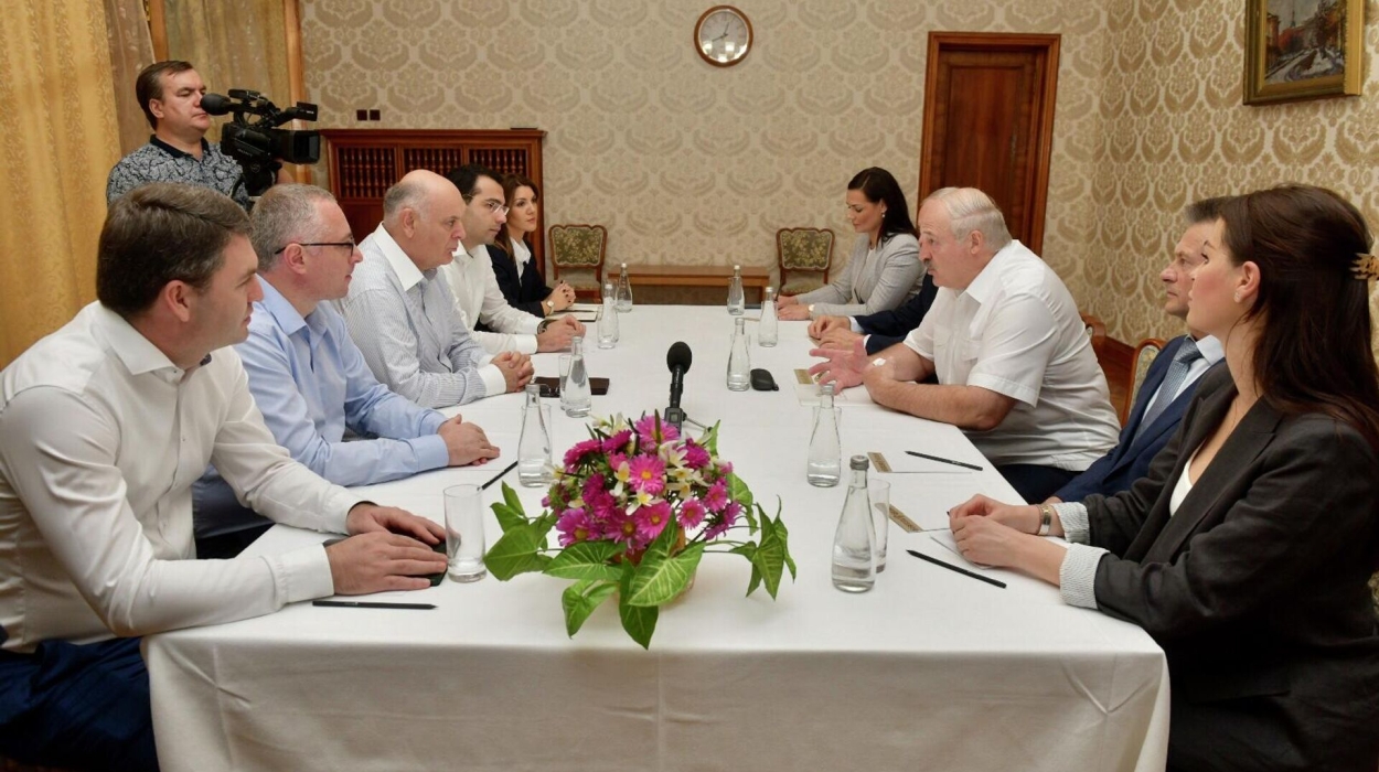 Alexander Lukashenko at a meeting with Aslan Bzhaniya in Pitsunda