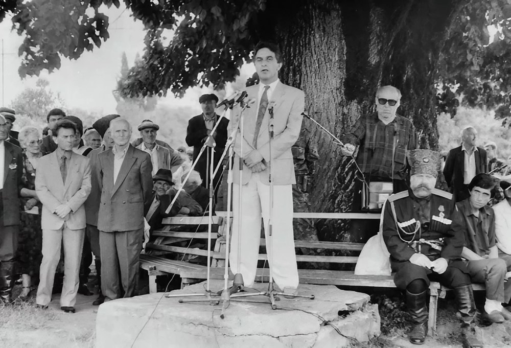 Vladislav Ardzinba speaking at a national gathering in the village of Lykhny during the war.